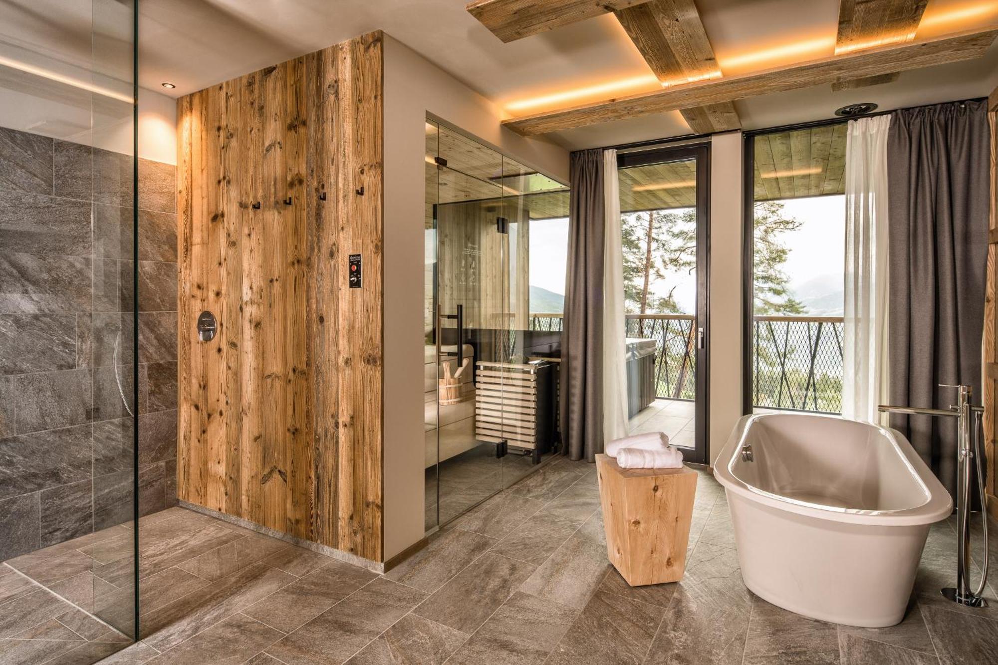 Deluxe Suite Spa Bath