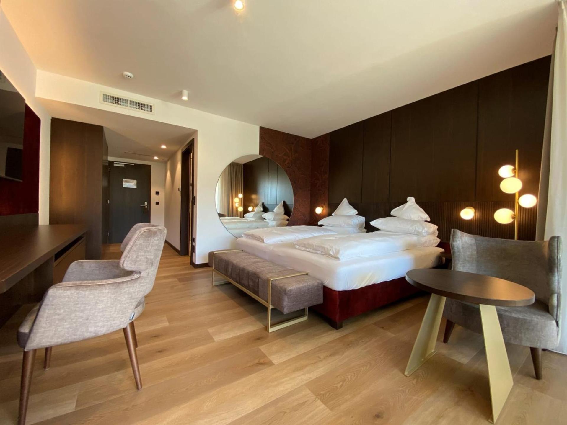 Zimmer mit Kingsize-Bett und Whirlpool
