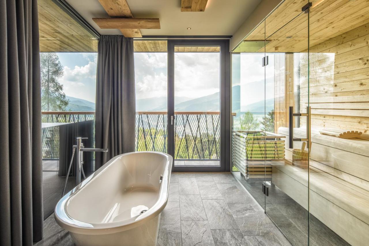 Deluxe Suite Spa Bath